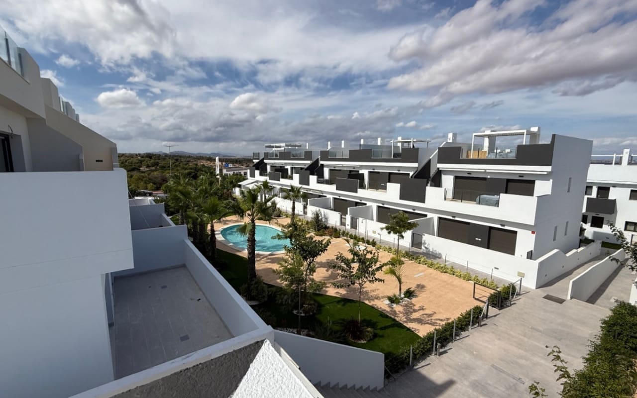 2 bedroom Penthouse for sale in Torrevieja with pool - € 305,000 (Ref: 9973606)
