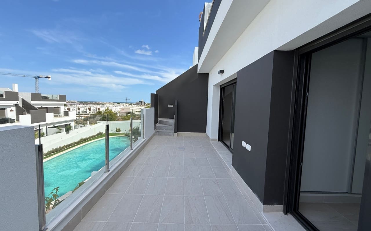 2 bedroom Penthouse for sale in Torrevieja with pool - € 305,000 (Ref: 9973606)