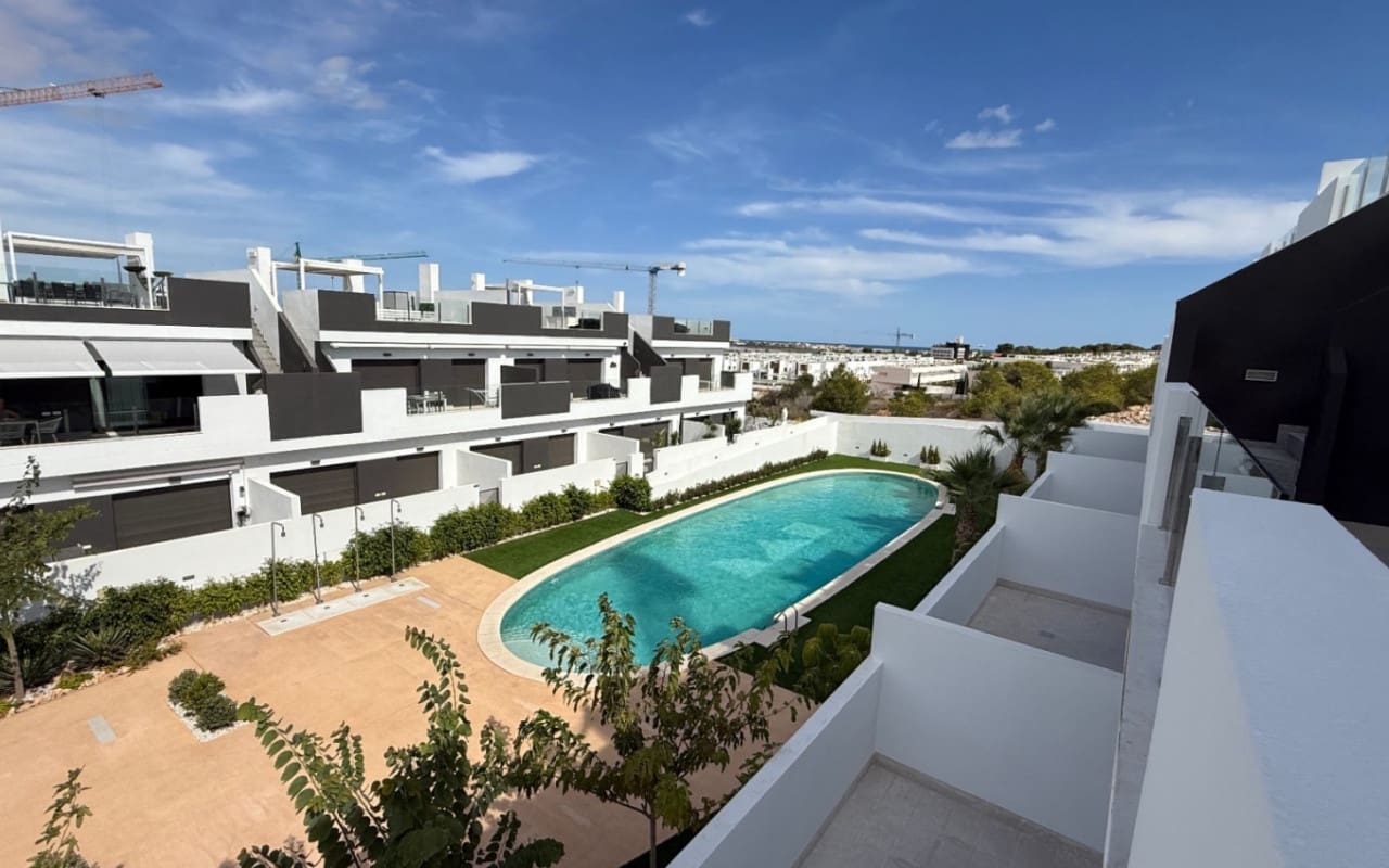 2 bedroom Penthouse for sale in Torrevieja with pool - € 305,000 (Ref: 9973606)