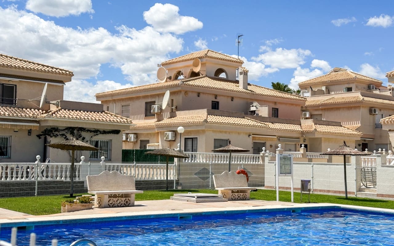 2 bedroom Townhouse for sale in Playa Flamenca with pool - € 185,000 (Ref: 9973612)