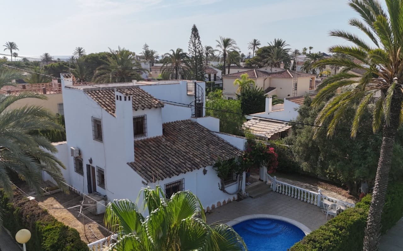 4 bedroom Villa for sale in Cabo Roig with pool - € 699,000 (Ref: 9973619)