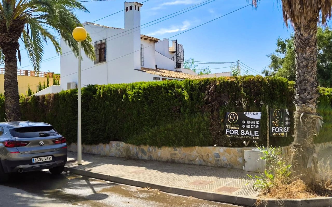 4 bedroom Villa for sale in Cabo Roig with pool - € 699,000 (Ref: 9973619)