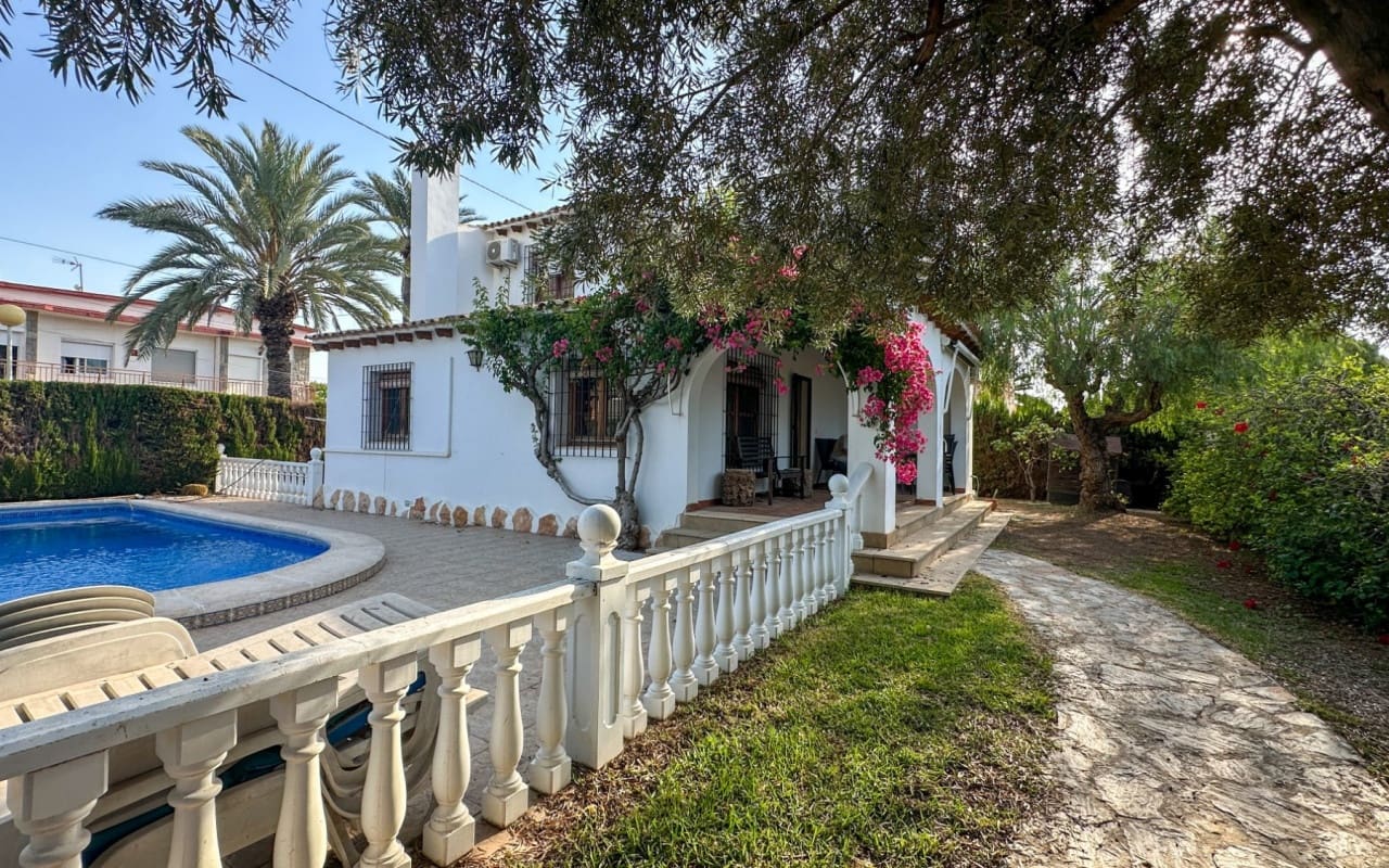 4 bedroom Villa for sale in Cabo Roig with pool - € 699,000 (Ref: 9973619)