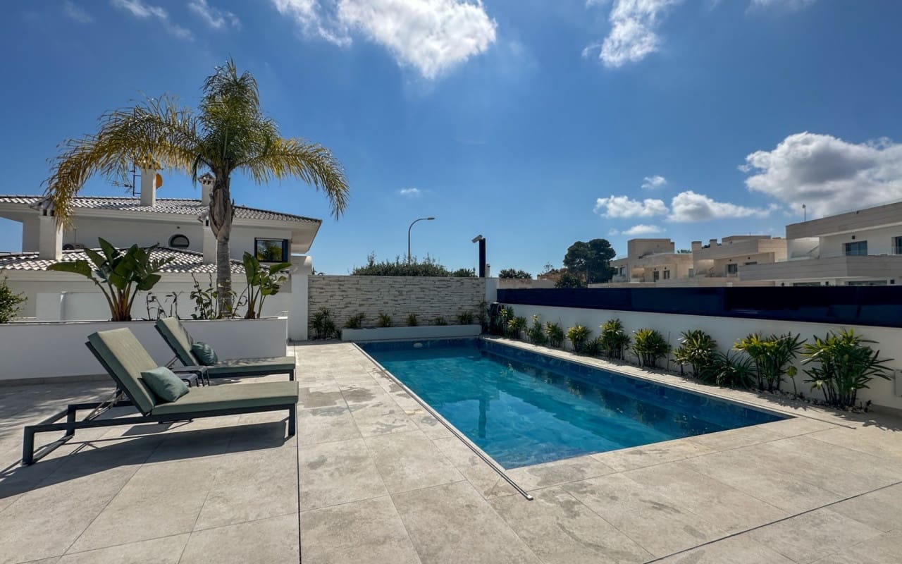 4 Zimmer Villa zu verkaufen in Villamartin mit Pool - 2.950.000 € (Ref: 9973623)