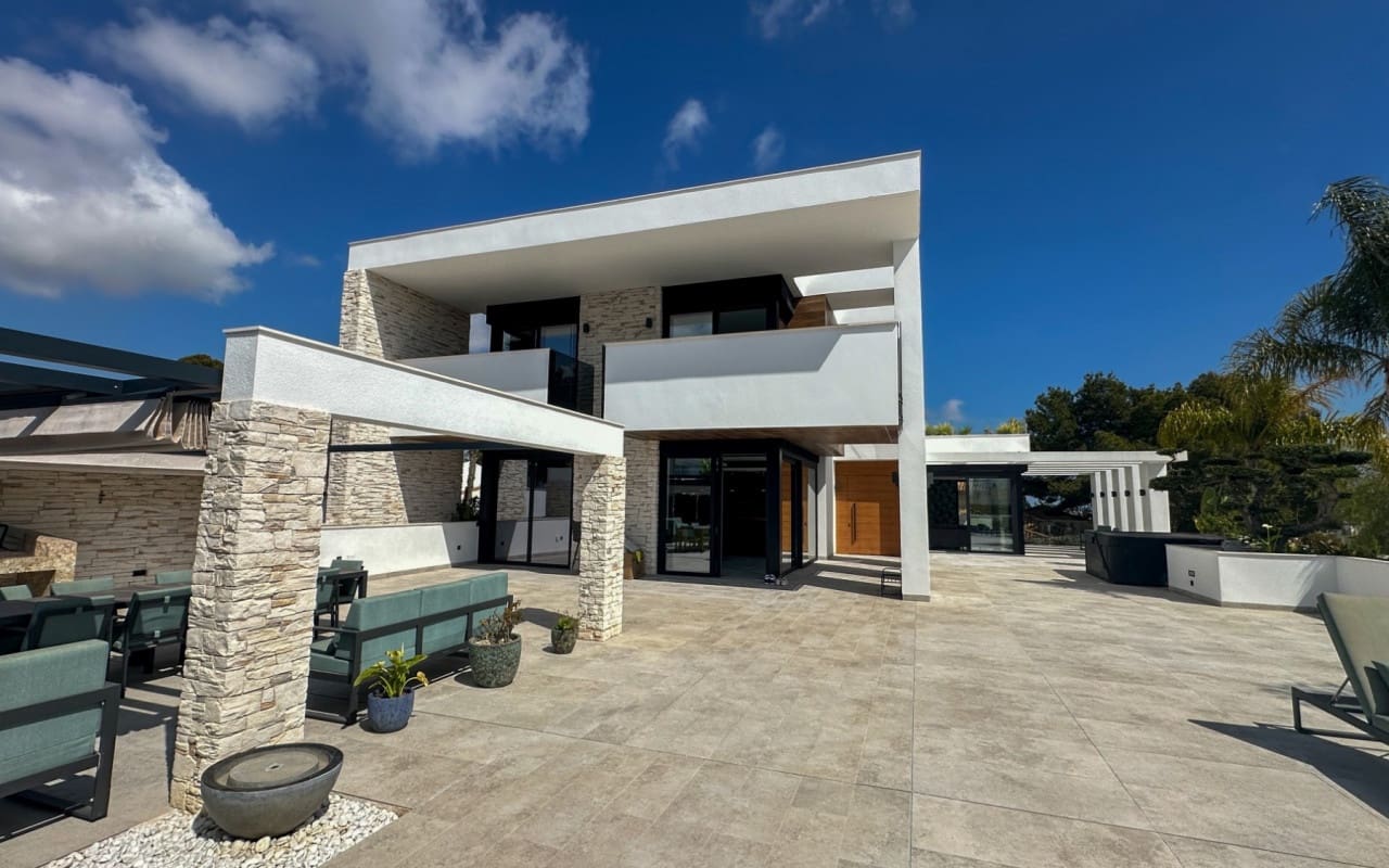 4 Zimmer Villa zu verkaufen in Villamartin mit Pool - 2.950.000 € (Ref: 9973623)