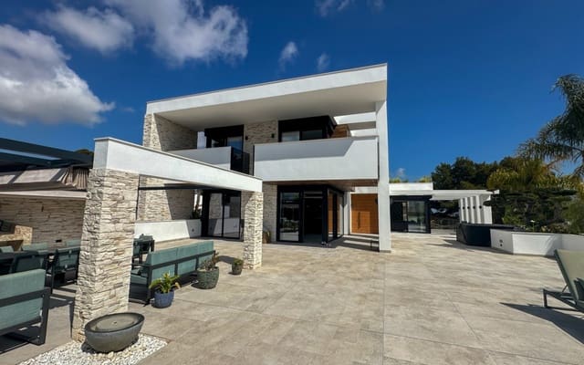 4 soveværelse Villa til salg i Villamartin, Orihuela med swimmingpool garage - € 2.950.000 (Ref: 9973623)