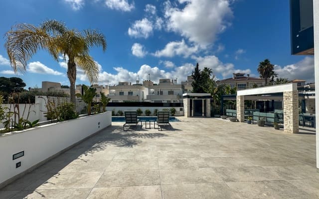 4 soveværelse Villa til salg i Villamartin, Orihuela med swimmingpool garage - € 2.950.000 (Ref: 9973623)