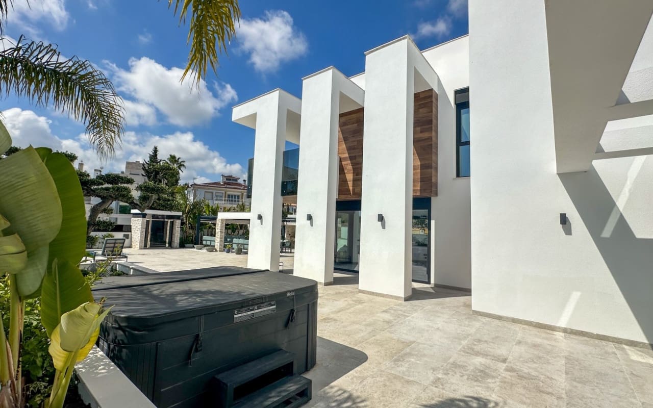 4 Zimmer Villa zu verkaufen in Villamartin mit Pool - 2.950.000 € (Ref: 9973623)