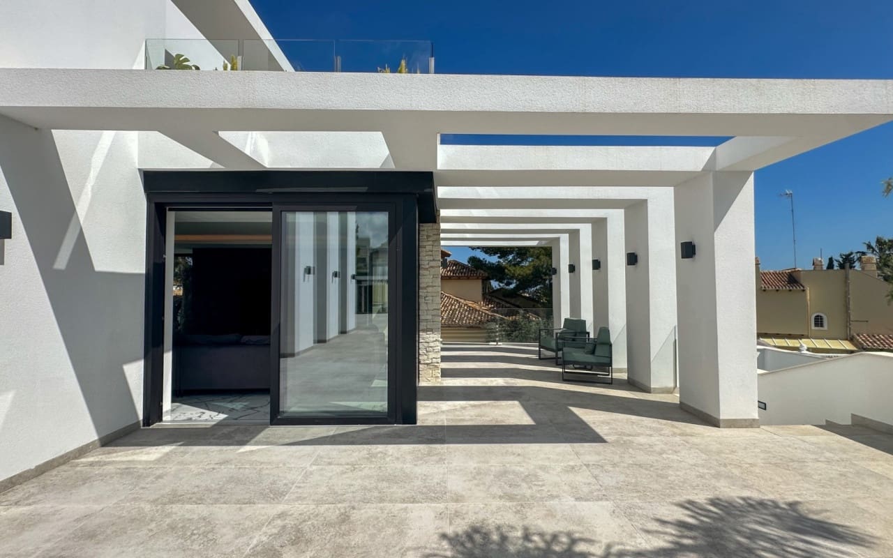 4 Zimmer Villa zu verkaufen in Villamartin mit Pool - 2.950.000 € (Ref: 9973623)