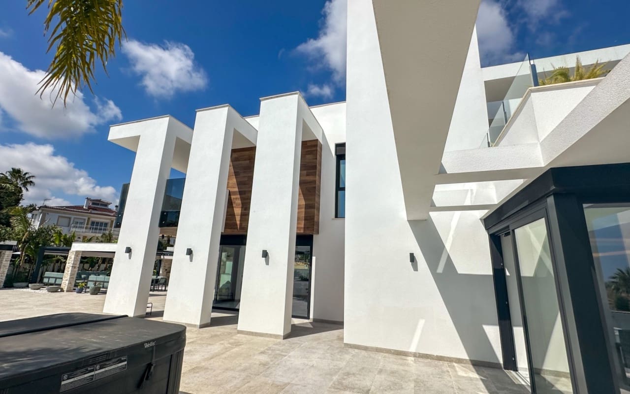 4 Zimmer Villa zu verkaufen in Villamartin mit Pool - 2.950.000 € (Ref: 9973623)