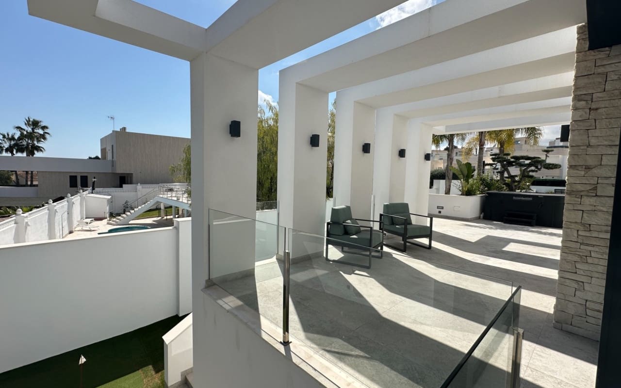4 Zimmer Villa zu verkaufen in Villamartin mit Pool - 2.950.000 € (Ref: 9973623)