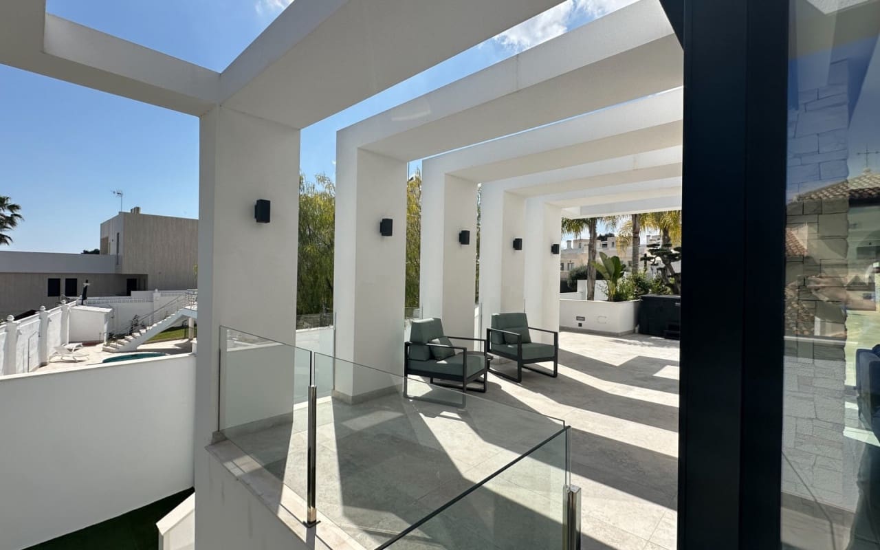 4 Zimmer Villa zu verkaufen in Villamartin mit Pool - 2.950.000 € (Ref: 9973623)