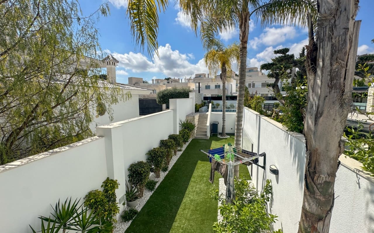4 Zimmer Villa zu verkaufen in Villamartin mit Pool - 2.950.000 € (Ref: 9973623)