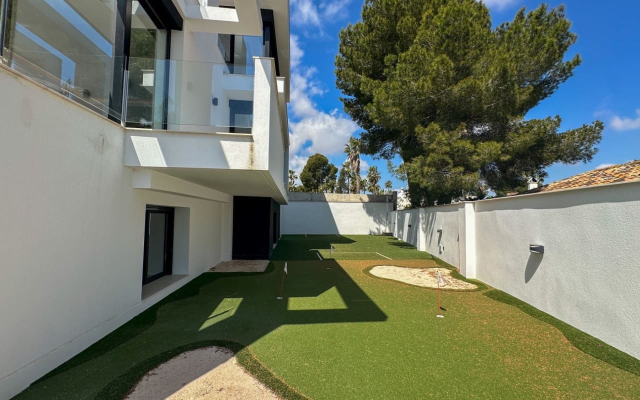4 Zimmer Villa zu verkaufen in Villamartin mit Pool - 2.950.000 € (Ref: 9973623)