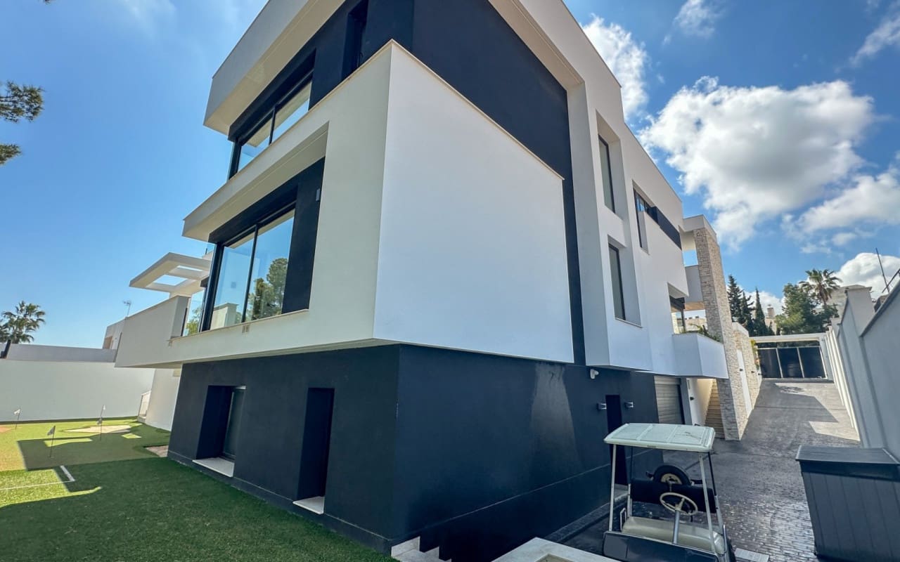 4 Zimmer Villa zu verkaufen in Villamartin mit Pool - 2.950.000 € (Ref: 9973623)