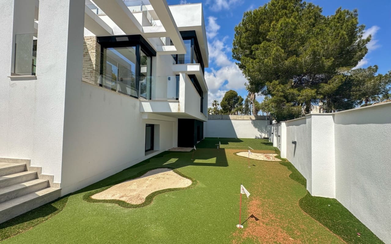 4 Zimmer Villa zu verkaufen in Villamartin mit Pool - 2.950.000 € (Ref: 9973623)