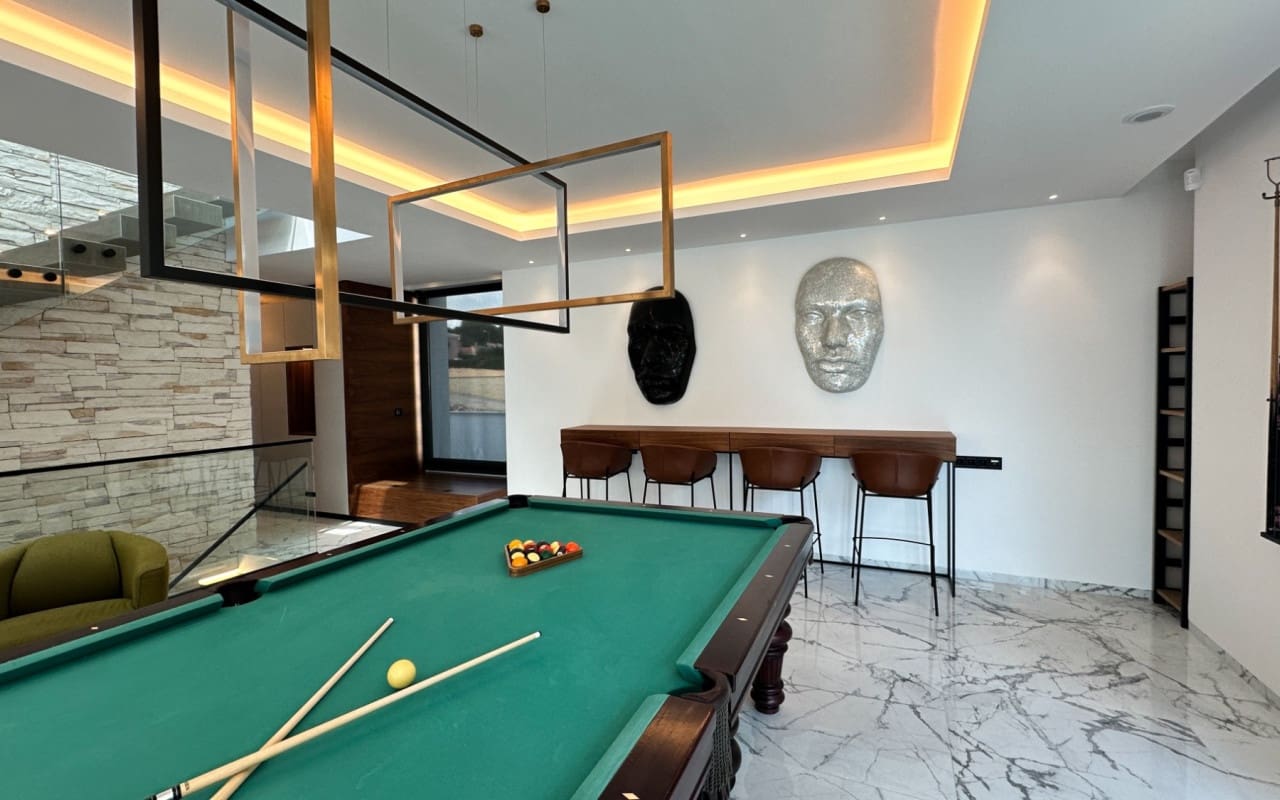 4 Zimmer Villa zu verkaufen in Villamartin mit Pool - 2.950.000 € (Ref: 9973623)