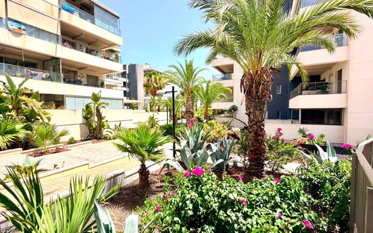 2 soveværelse Lejlighed til salg i La Zenia med swimmingpool garage - € 269.900 (Ref: 9973626)