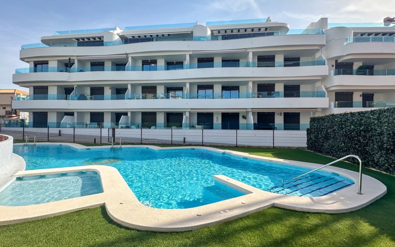 2 soveværelse Lejlighed til salg i Playa Flamenca med swimmingpool - € 379.000 (Ref: 9973636)