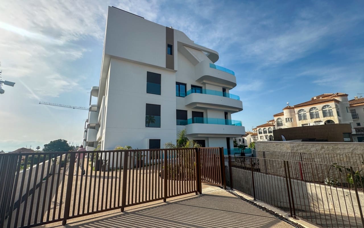 2 soveværelse Lejlighed til salg i Playa Flamenca med swimmingpool - € 379.000 (Ref: 9973636)