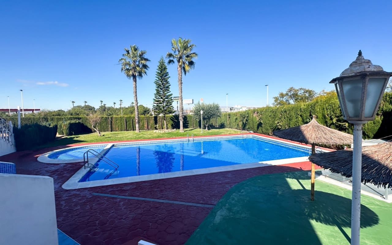 2 soverom Hus til salgs i Torrevieja med svømmebasseng - € 179 900 (Ref: 9977554)
