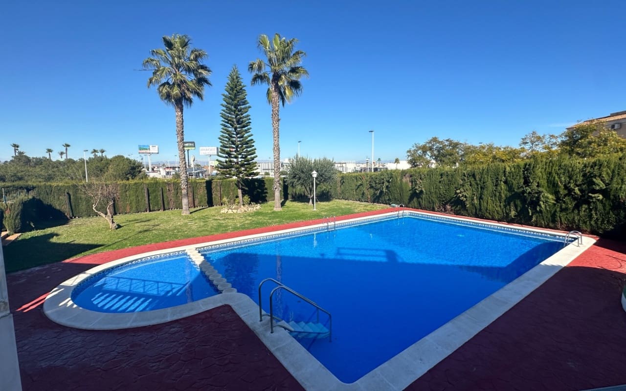 2 soverom Hus til salgs i Torrevieja med svømmebasseng - € 179 900 (Ref: 9977554)