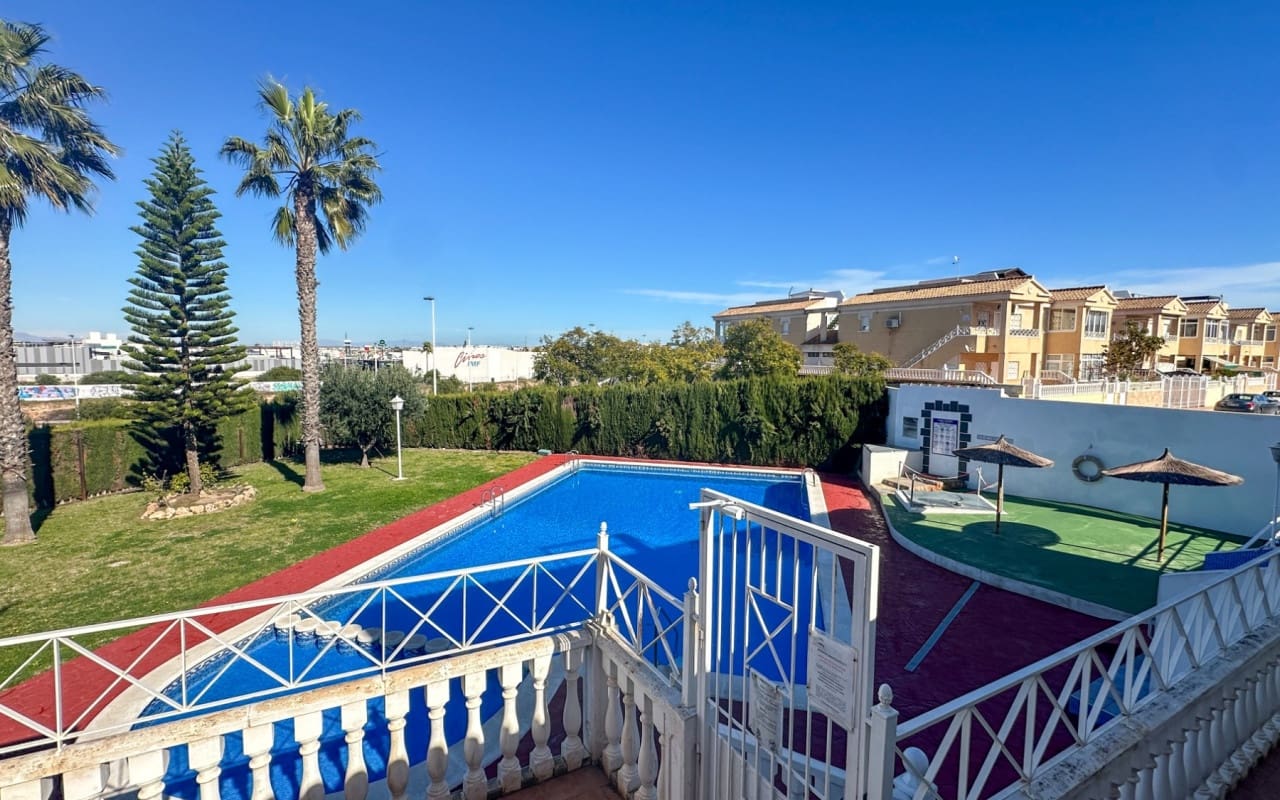 2 soverom Hus til salgs i Torrevieja med svømmebasseng - € 179 900 (Ref: 9977554)