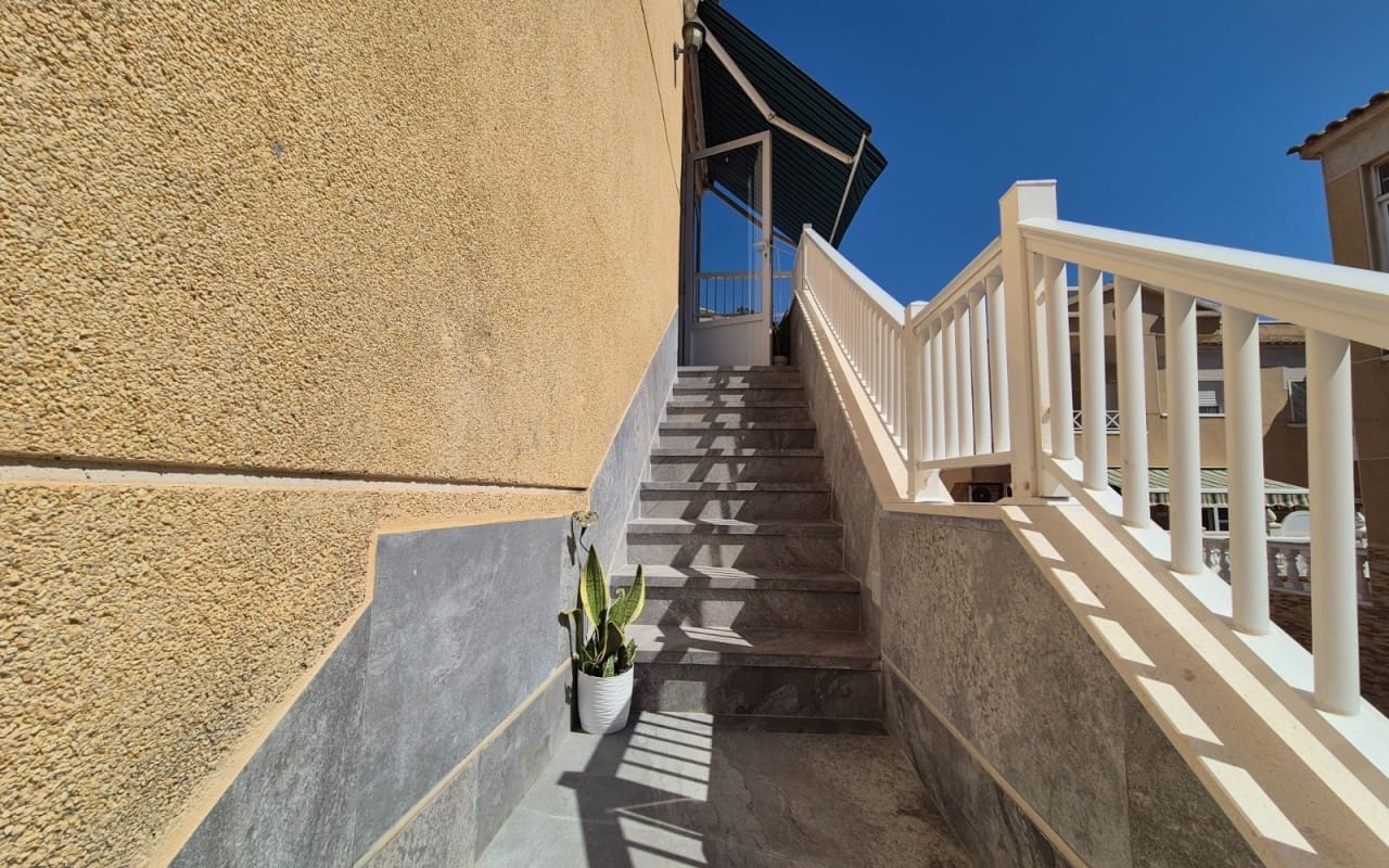 2 soverom Hus til salgs i Torrevieja med svømmebasseng - € 179 900 (Ref: 9977554)