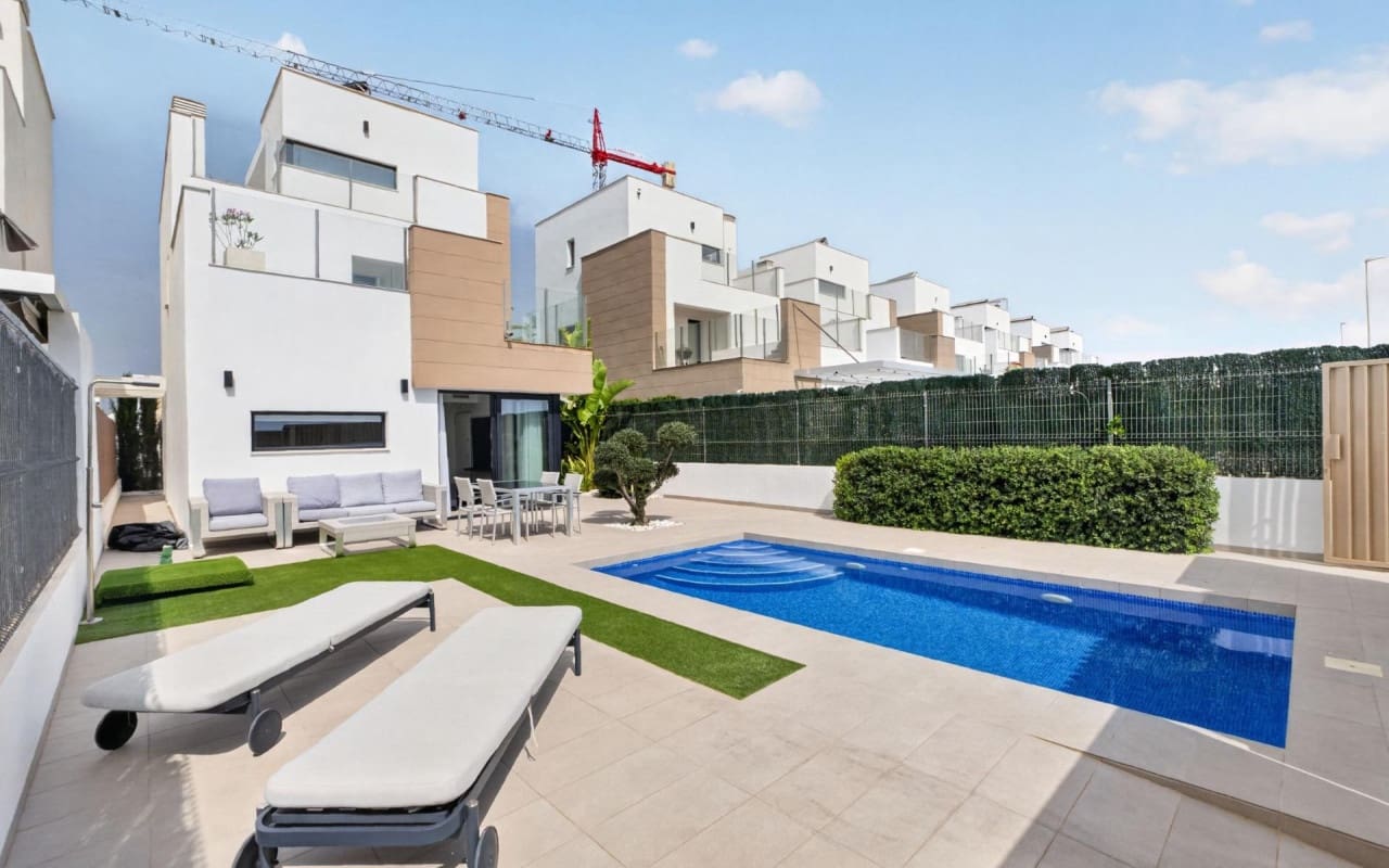 3 chambre Villa/Maison à vendre à El Raso avec piscine - 445 000 € (Ref: 9977557)