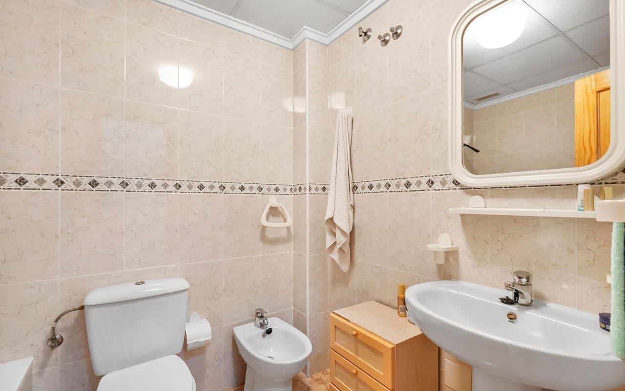 2 soverom Leilighet til salgs i Torrevieja med svømmebasseng - € 143 000 (Ref: 9981352)