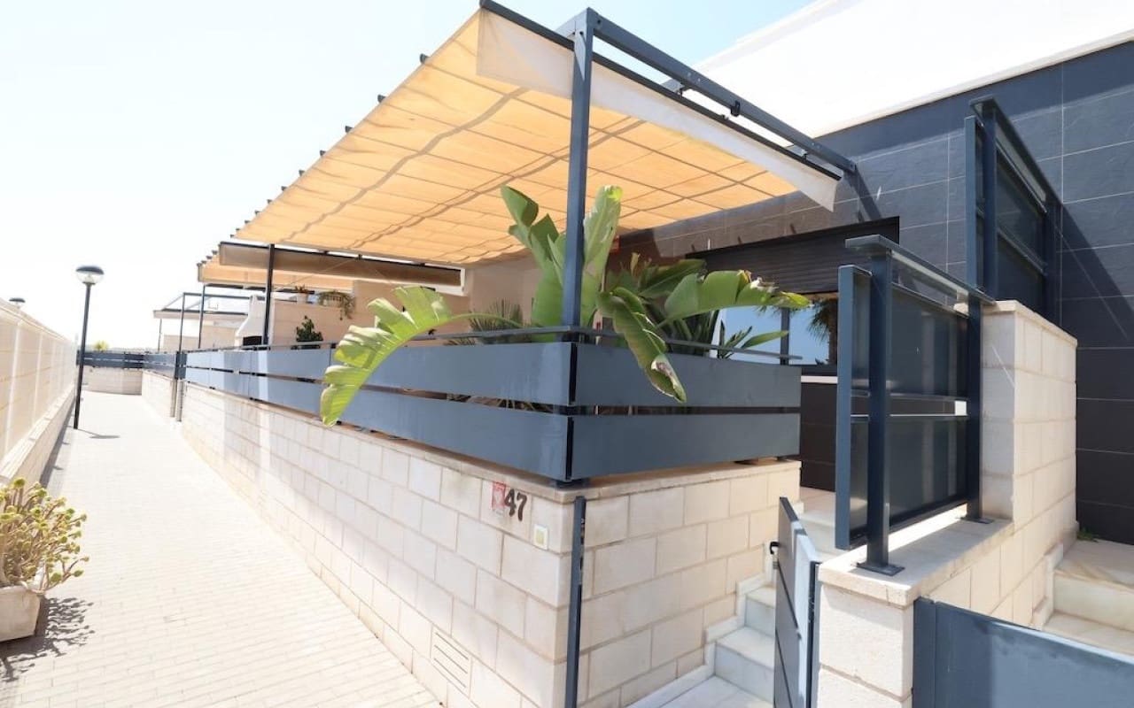 3 makuuhuone Huoneisto myytävänä paikassa Orihuela Costa mukana uima-altaan - 387 000 € (Ref: 9981355)