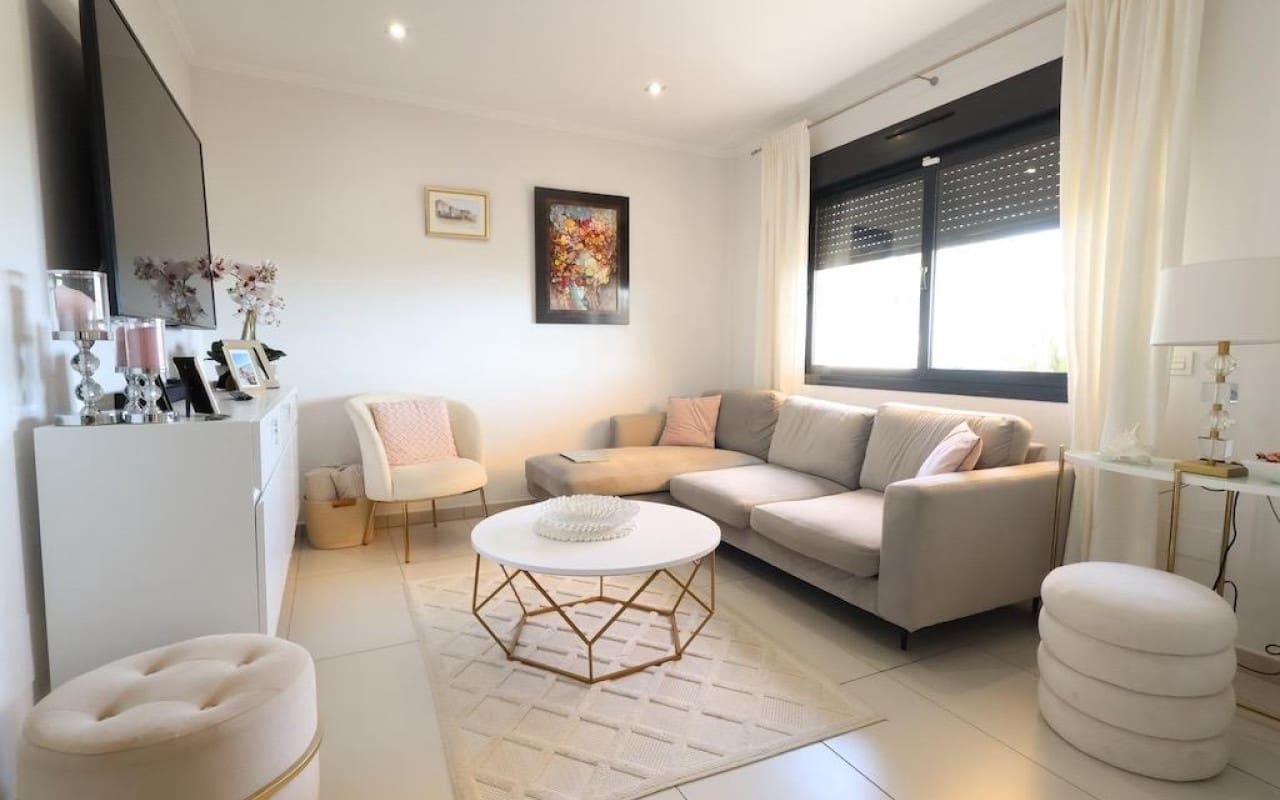 3 makuuhuone Huoneisto myytävänä paikassa Orihuela Costa mukana uima-altaan - 387 000 € (Ref: 9981355)