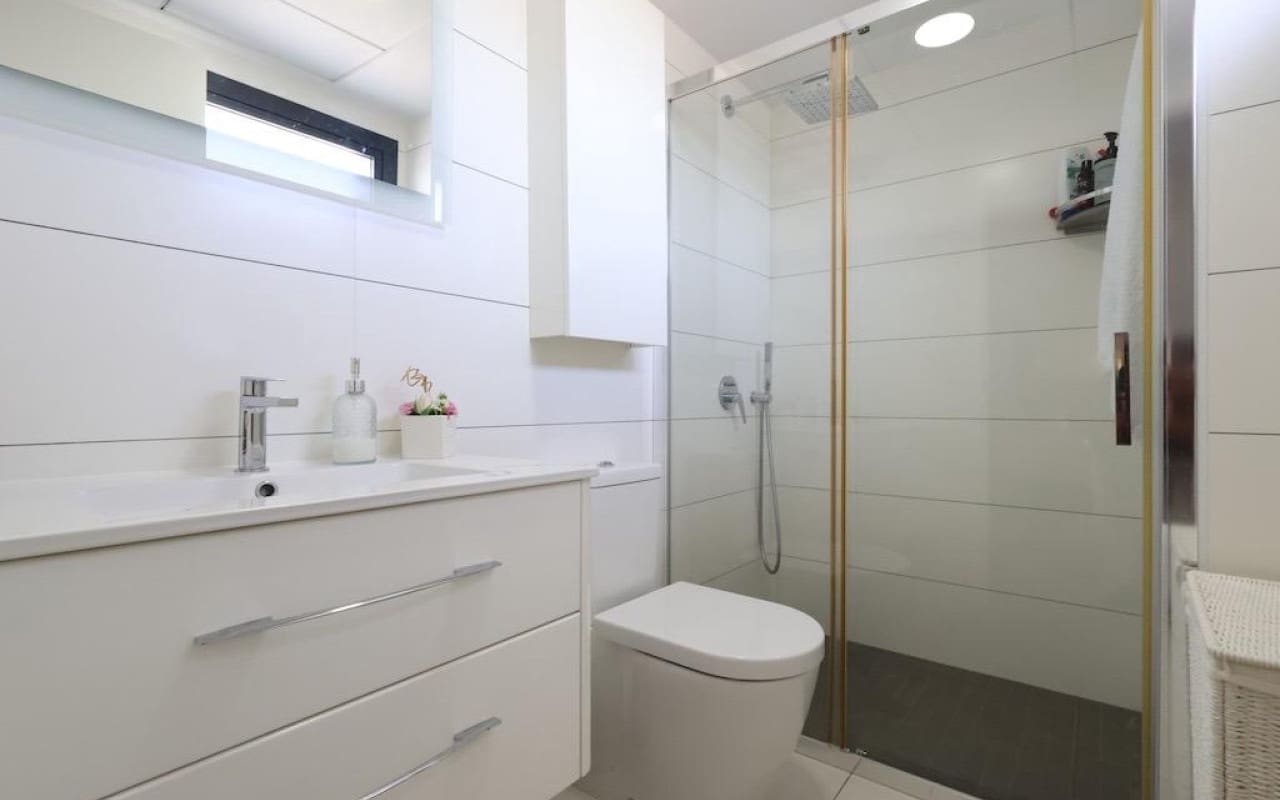 3 makuuhuone Huoneisto myytävänä paikassa Orihuela Costa mukana uima-altaan - 387 000 € (Ref: 9981355)
