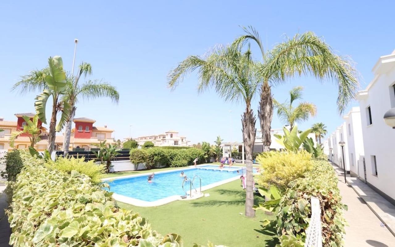 3 makuuhuone Huoneisto myytävänä paikassa Orihuela Costa mukana uima-altaan - 387 000 € (Ref: 9981355)
