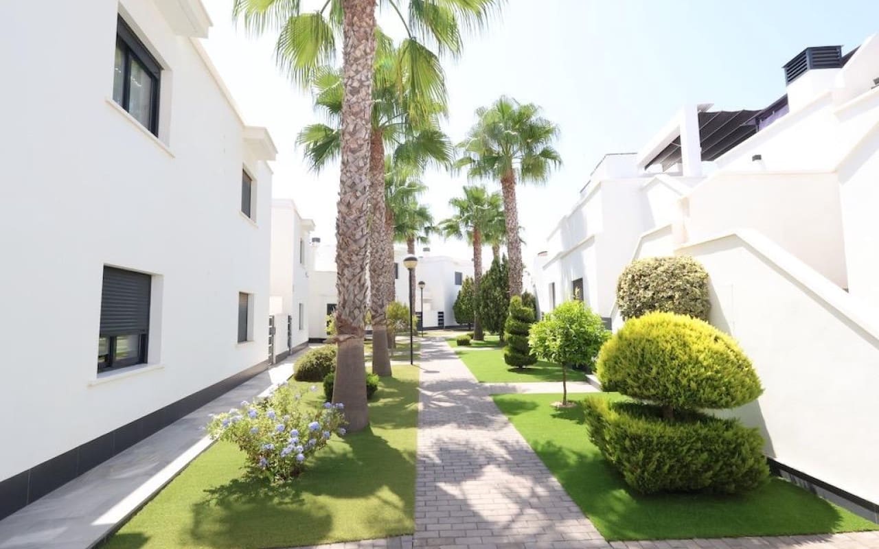 3 makuuhuone Huoneisto myytävänä paikassa Orihuela Costa mukana uima-altaan - 387 000 € (Ref: 9981355)