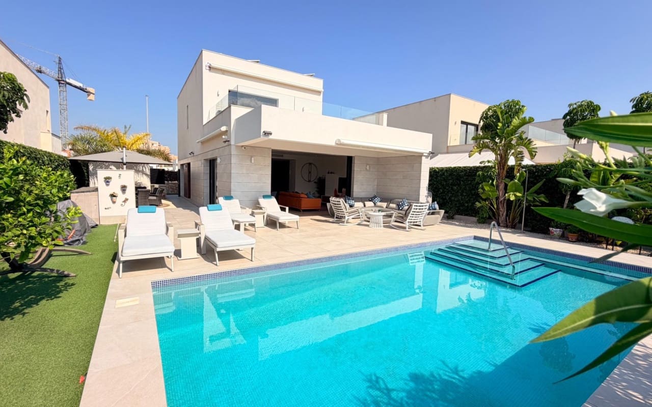 4 soverom Villa til salgs i Los Montesinos med svømmebasseng garasje - € 595 000 (Ref: 9997273)