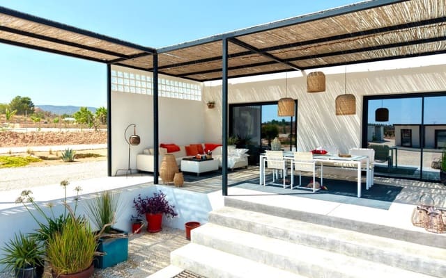 5 soveværelse Villa til salg i Pinoso med swimmingpool - € 679.000 (Ref: 9997274)