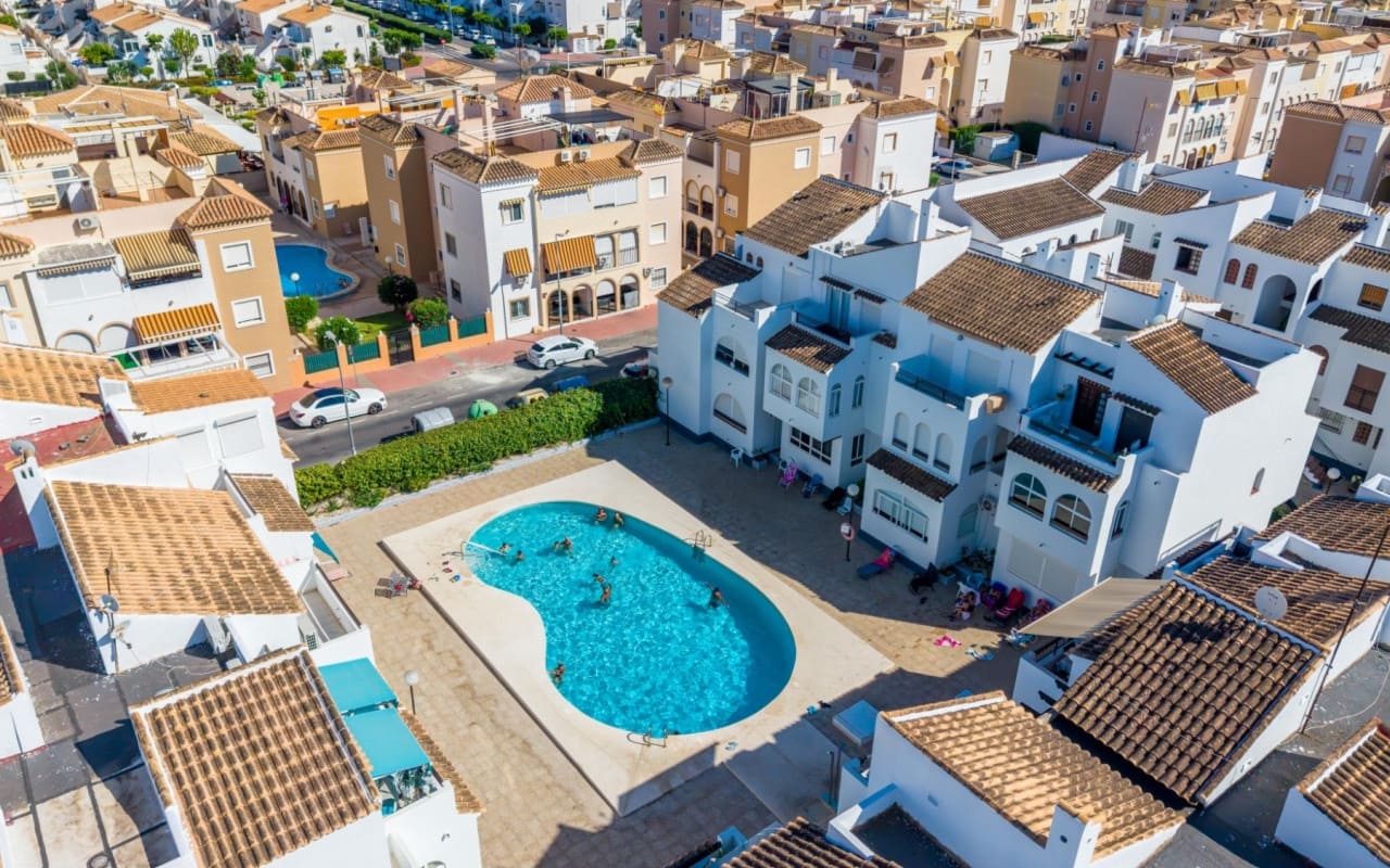 1 soveværelse Bungalow til salg i Torrevieja med swimmingpool - € 132.000 (Ref: 9997282)