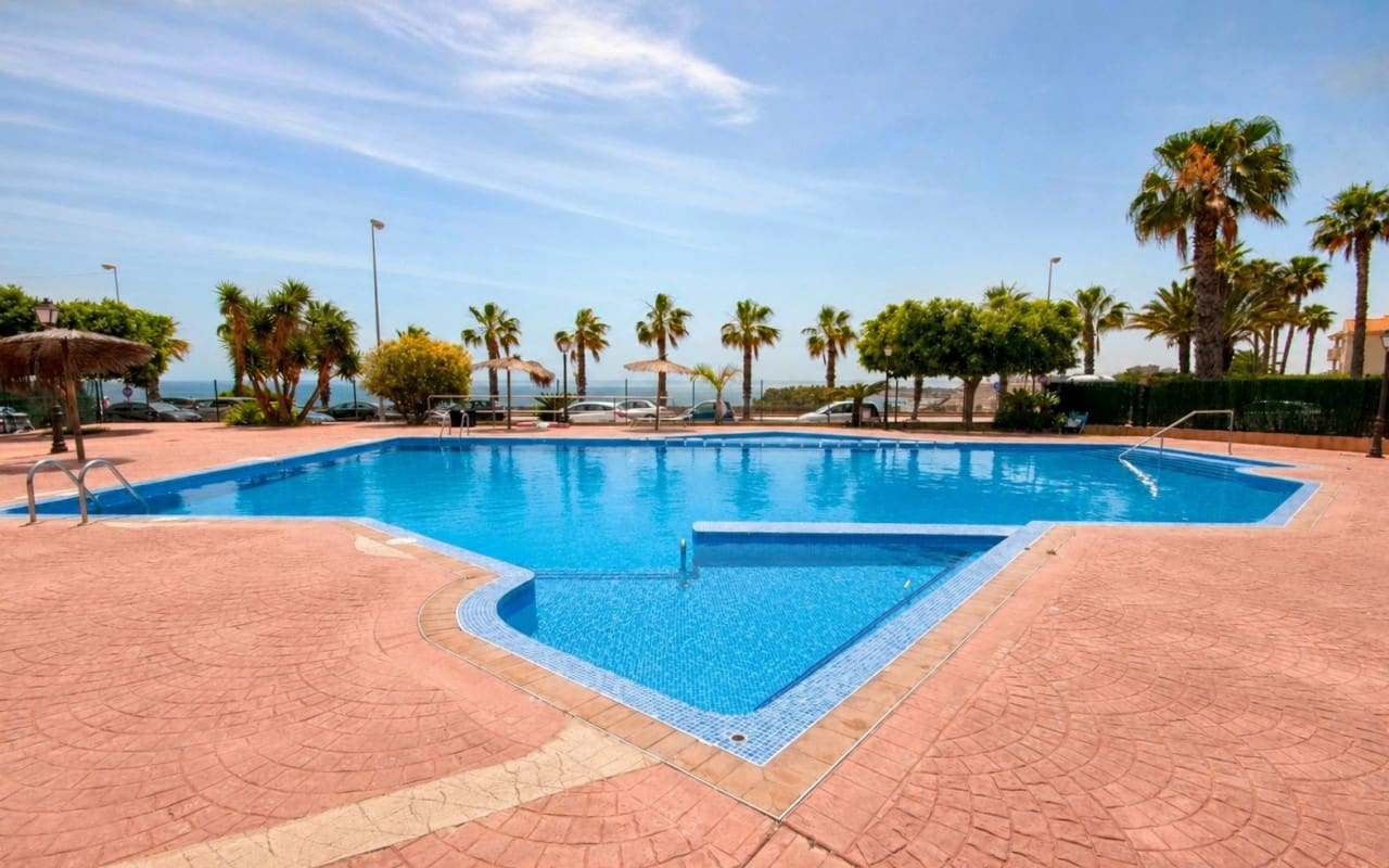 2 makuuhuone Ranta-asunto myytävänä paikassa Orihuela Costa mukana uima-altaan - 224 000 € (Ref: 9997285)