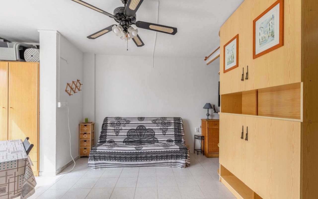 Studio à vendre à Torrevieja avec piscine - 79 900 € (Ref: 9997289)