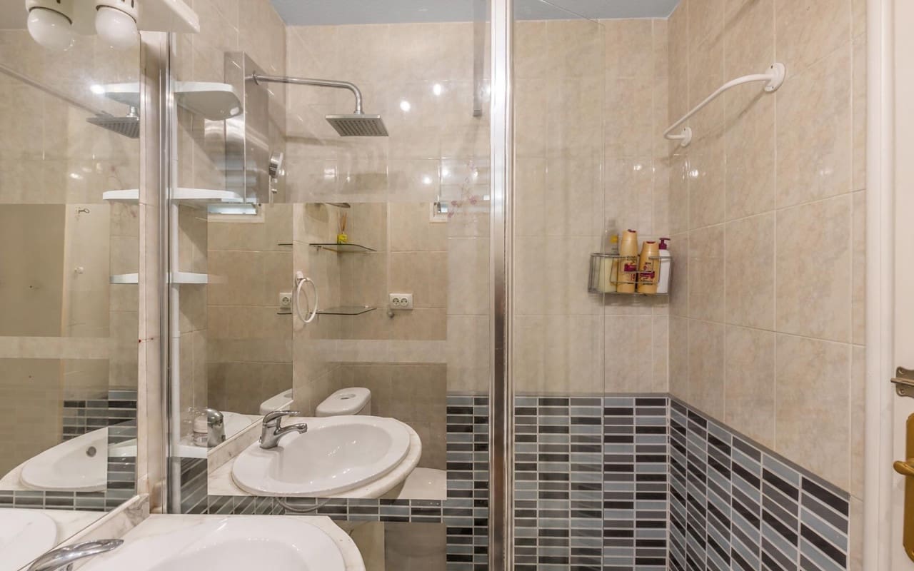 Studio à vendre à Torrevieja avec piscine - 79 900 € (Ref: 9997289)