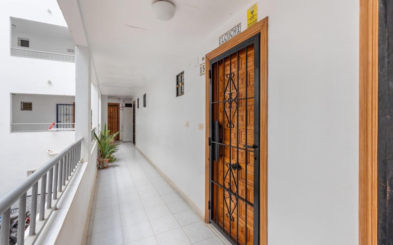 Studio à vendre à Torrevieja avec piscine - 79 900 € (Ref: 9997289)