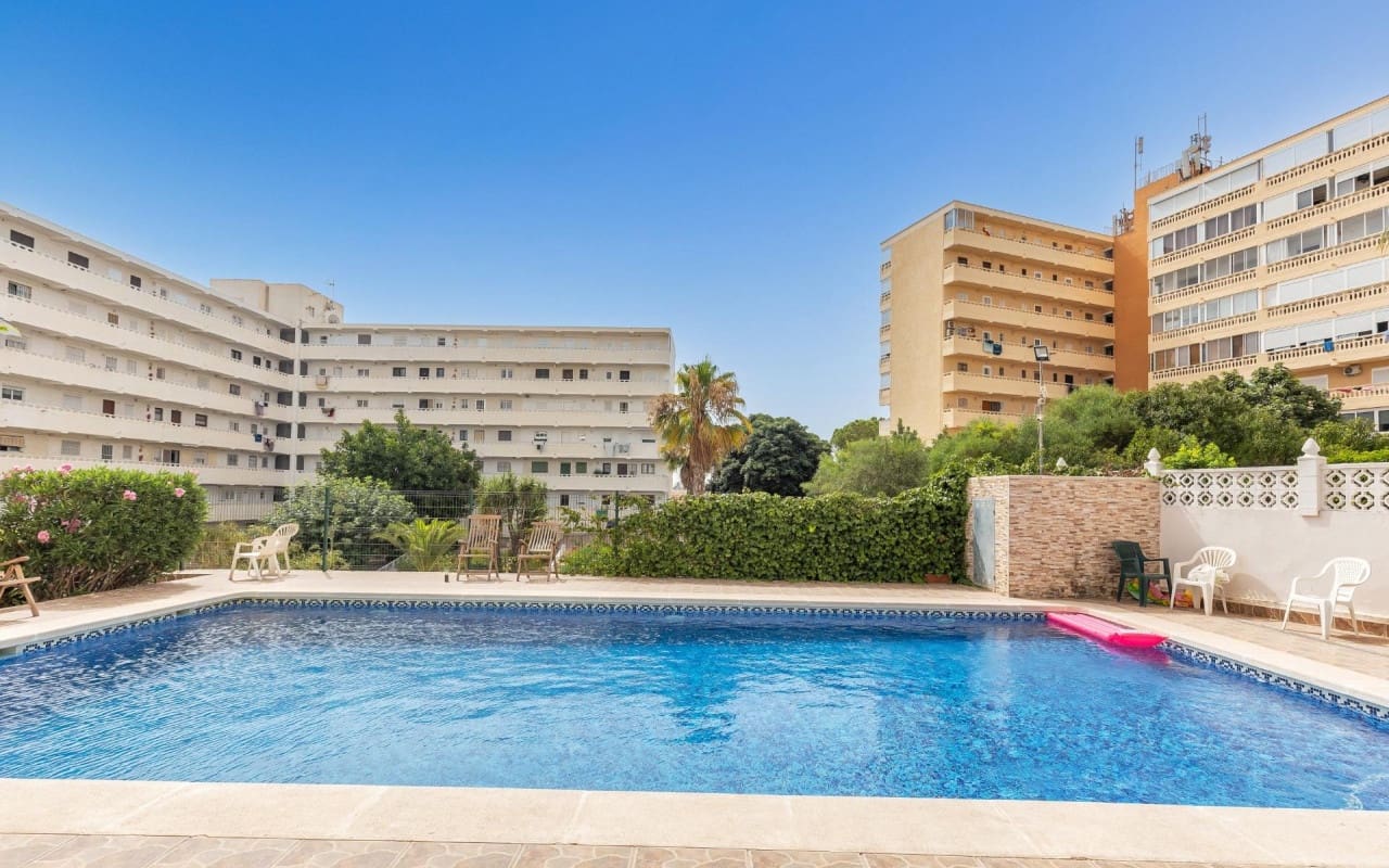 Studio à vendre à Torrevieja avec piscine - 79 900 € (Ref: 9997289)