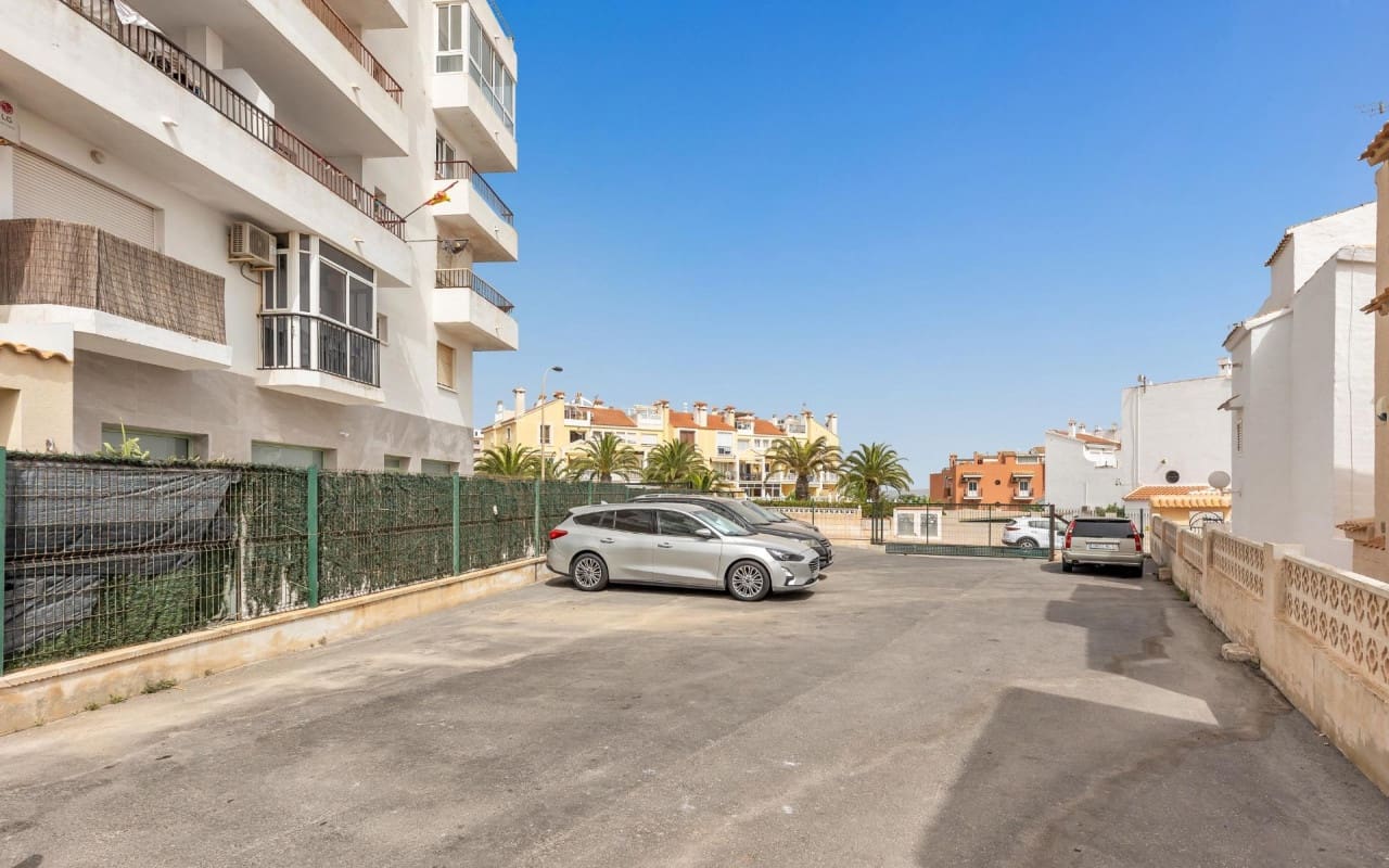 Studio à vendre à Torrevieja avec piscine - 79 900 € (Ref: 9997289)
