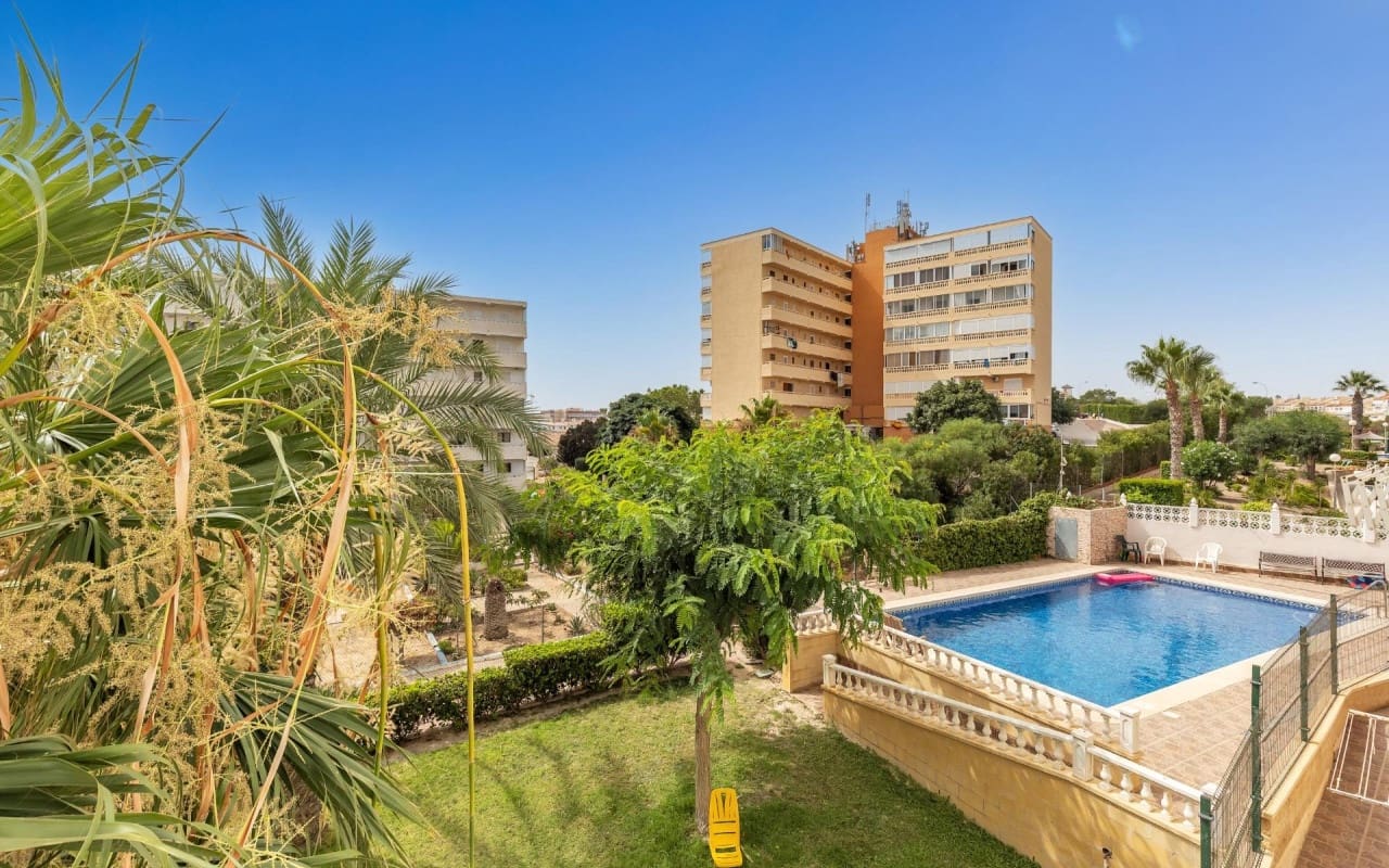 Studio à vendre à Torrevieja avec piscine - 79 900 € (Ref: 9997289)