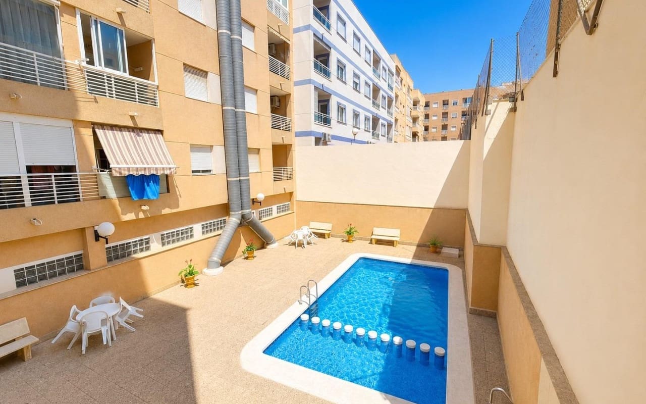 2 quarto Apartamento para venda em Torrevieja com piscina - 135 000 € (Ref: 9997293)