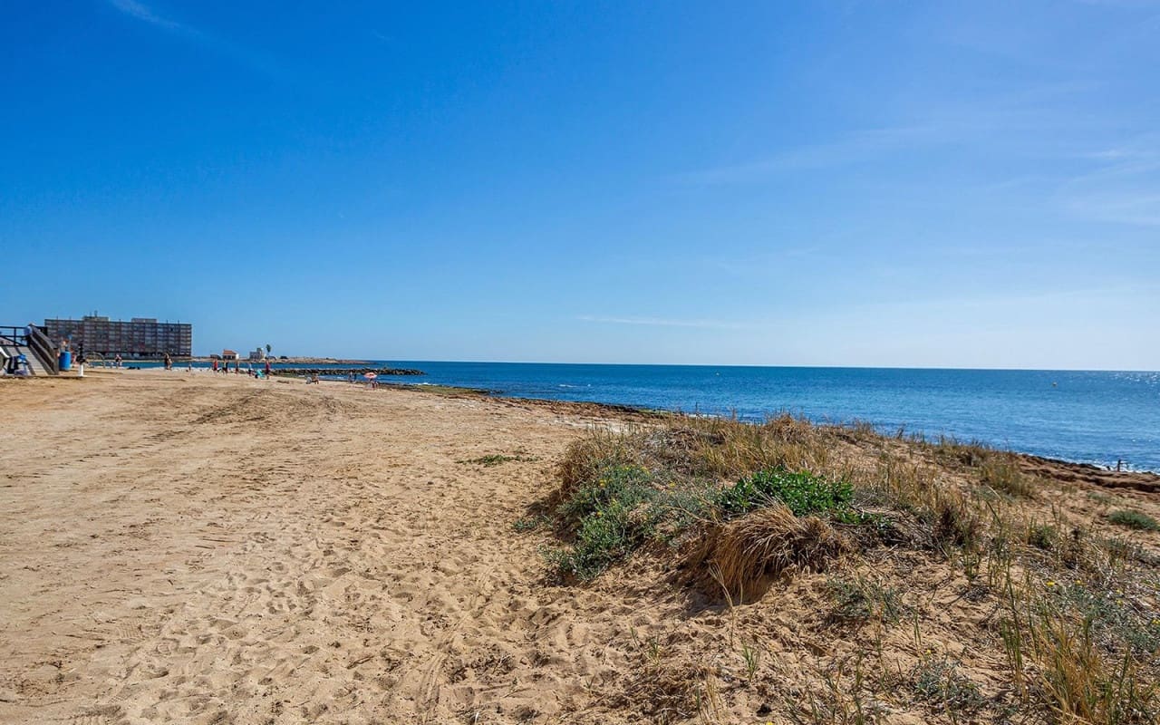 2 quarto Apartamento para venda em Torrevieja com piscina - 135 000 € (Ref: 9997293)