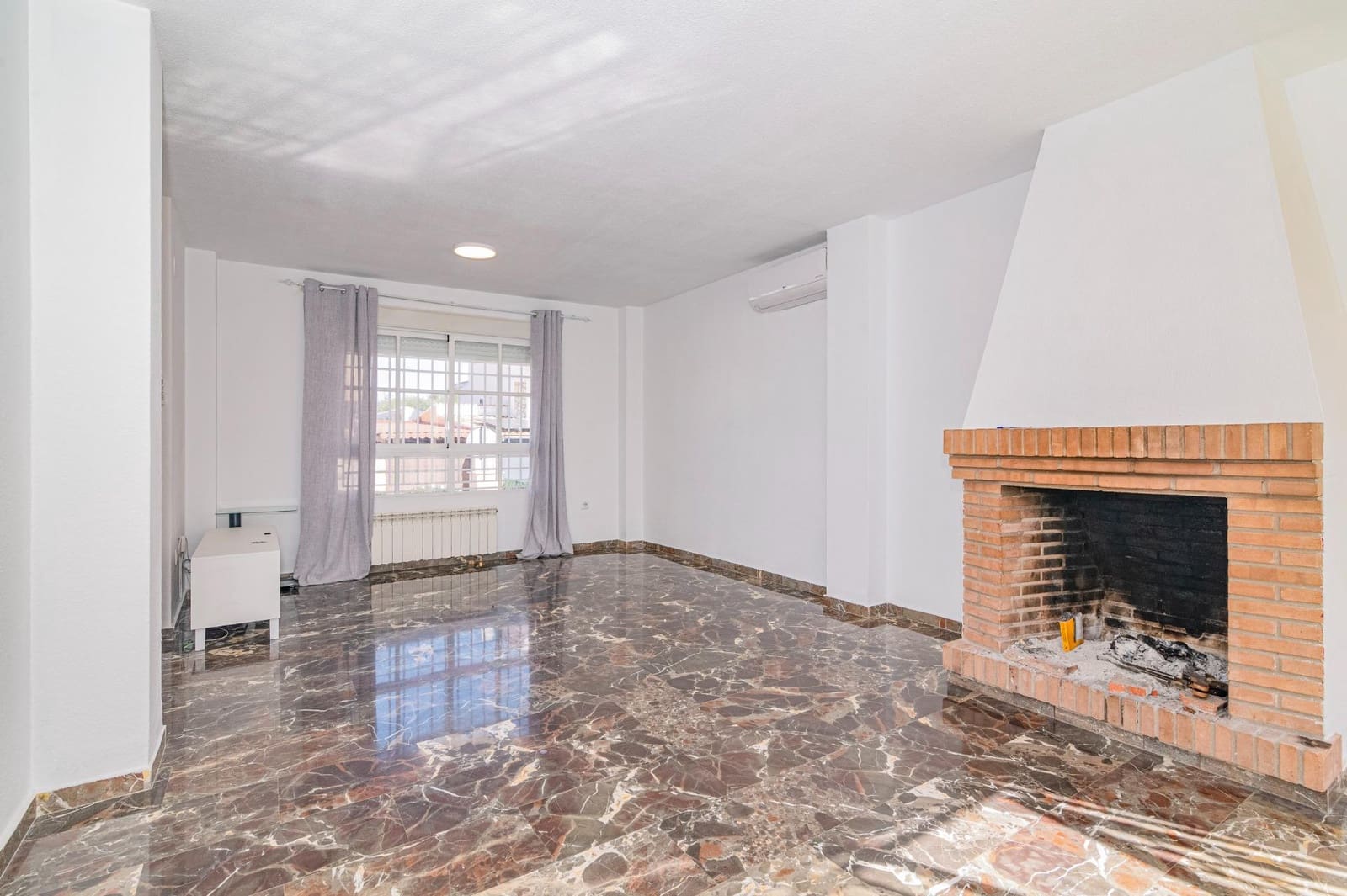 3 makuuhuone Huvila myytävänä paikassa Albolote mukana 
autotalli - 289 000 € (Ref: 9686569)