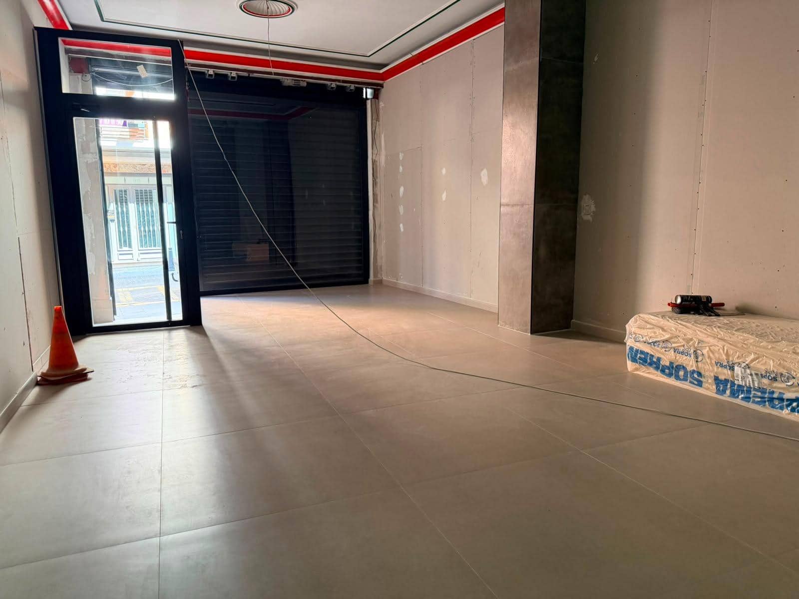 Commercial for rent in Albolote - € 999 (Ref: 9876563)