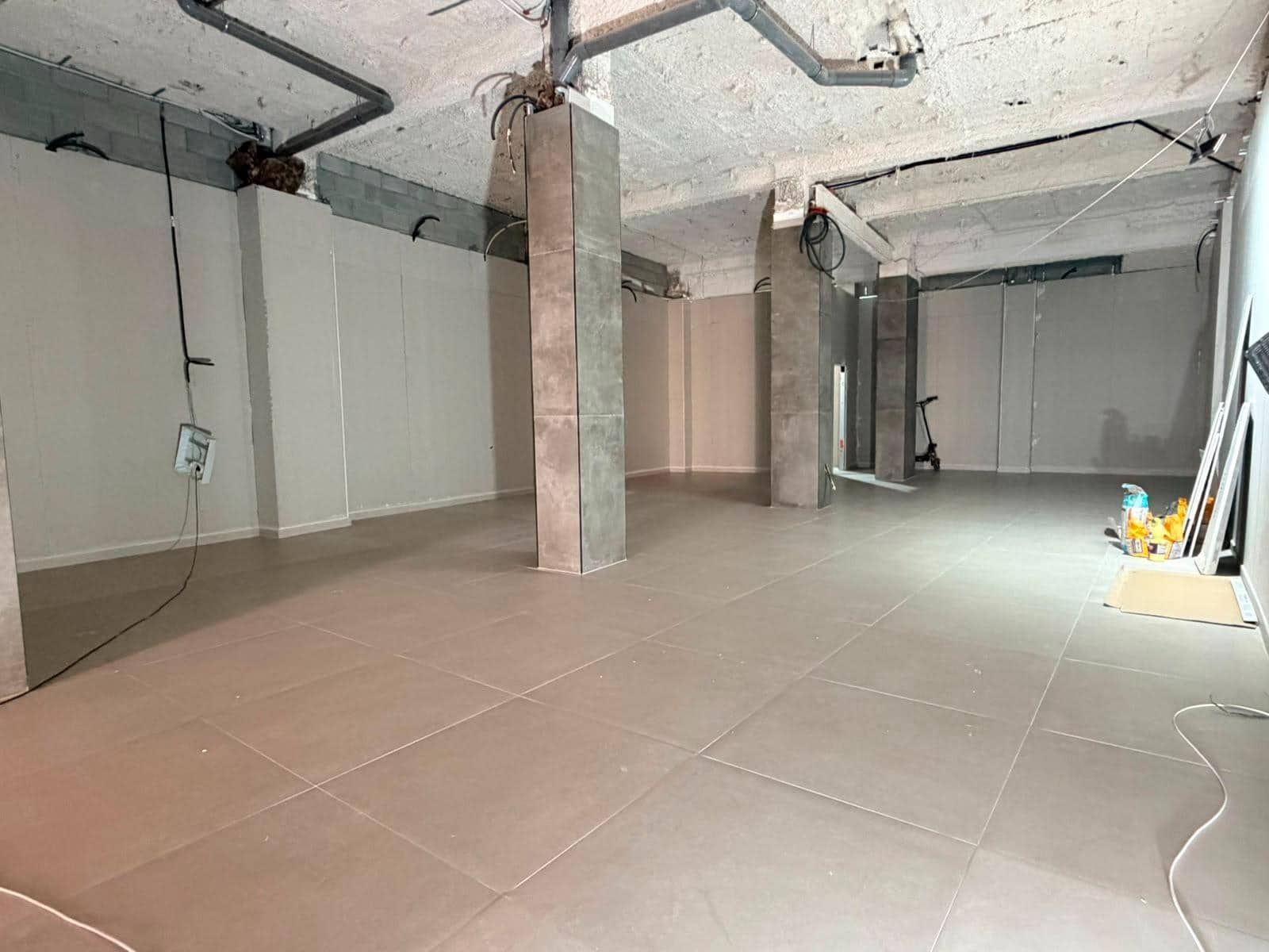 Commercial for rent in Albolote - € 999 (Ref: 9876563)